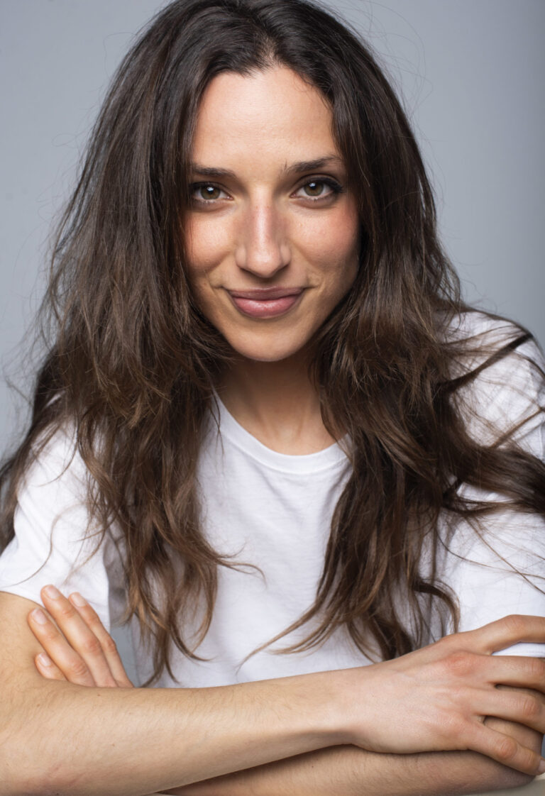 ÁNGELA VAN-BEGIN
