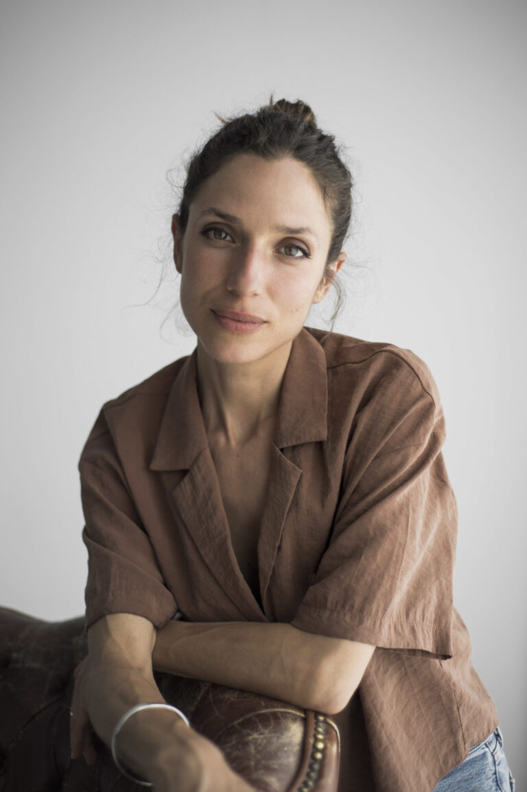 ÁNGELA VAN-BEGIN