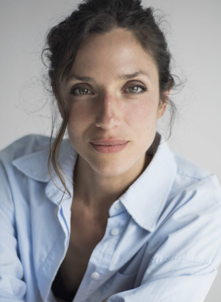 ÁNGELA VAN-BEGIN