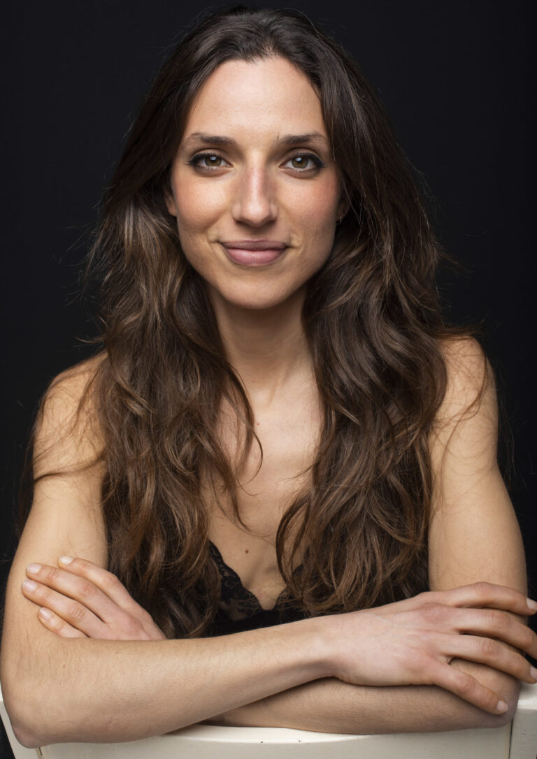 ÁNGELA VAN-BEGIN