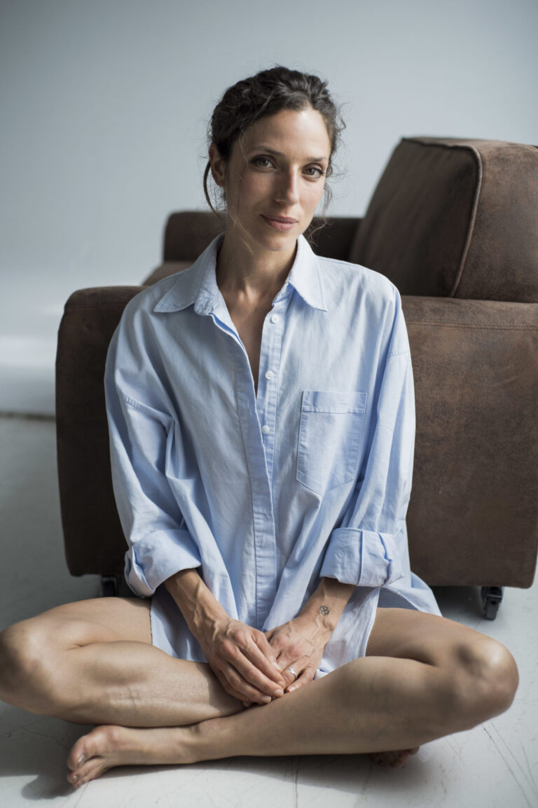 ÁNGELA VAN-BEGIN