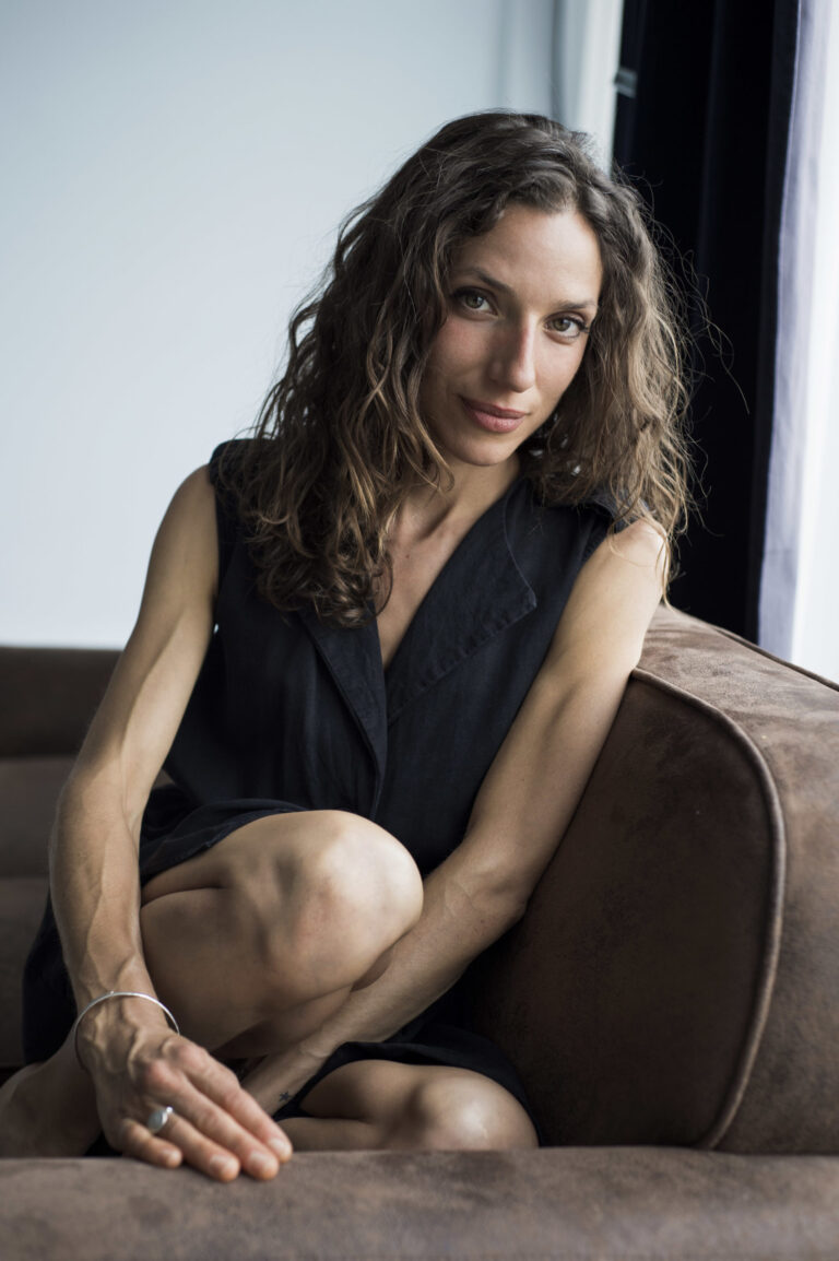 ÁNGELA VAN-BEGIN