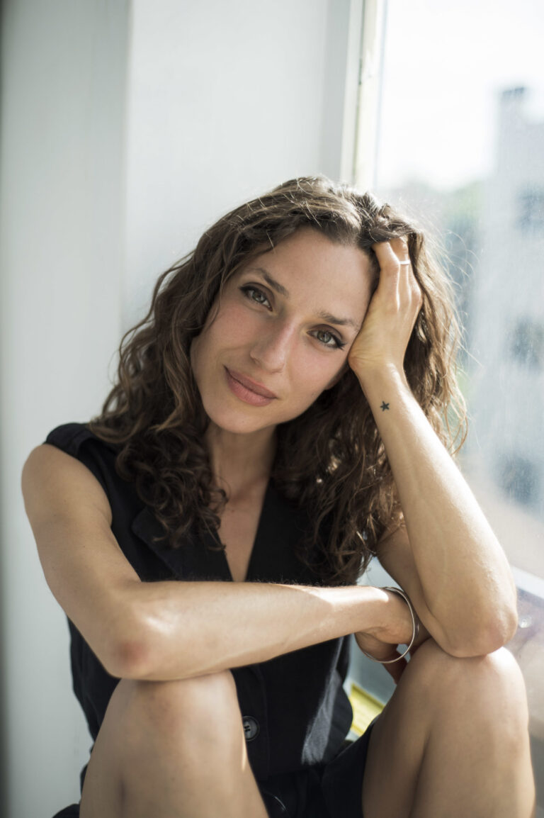 ÁNGELA VAN-BEGIN